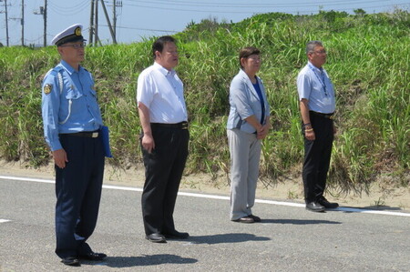 写真:2023年7月10日、シーサイド道路にて市長と他3名