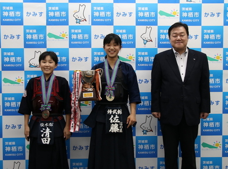 写真:2023年7月3日撮影の訪問者2名と市長
