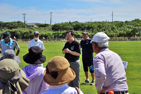 写真:2023年7月16日、若松運動場グラウンド・ゴルフ場にて挨拶をする市長