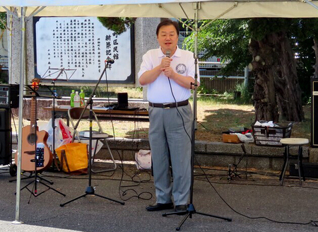 写真:2023年7月23日、知手中央東町区民館にて挨拶をする市長