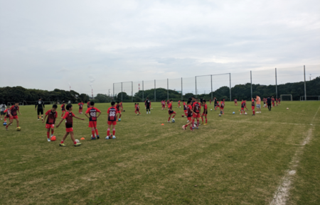 写真：曇り空のもとサッカーの練習をする、北京ふい信足球倶楽部U-12のメンバー
