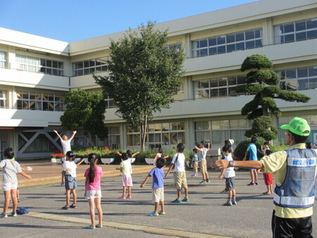 写真：夏休みの早朝に学校でラジオ体操をしている様子