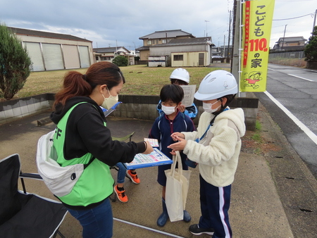 写真：こども達がスタンプを押してもらっている様子