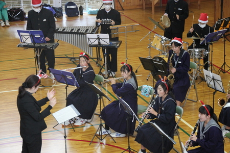 写真：地域の中学生が吹奏楽を披露している様子