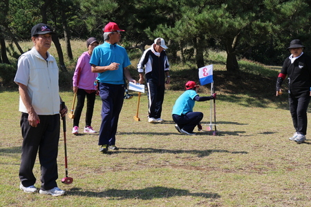 写真：グラウンド・ゴルフを楽しむ参加者
