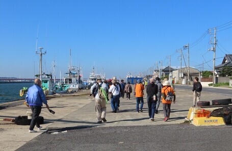 写真：利根川沿いを歩く参加者