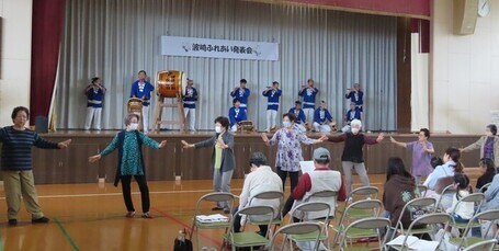 写真：音頭に合わせて踊っている様子