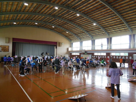 写真:体育館で輪投げをしている様子