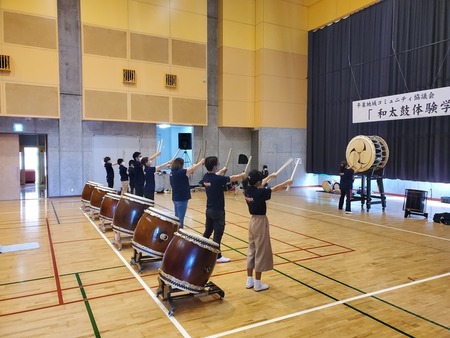 写真：和太鼓体験をおこなっている様子