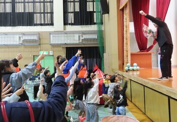 写真：バルーンアートじゃんけんをしている様子