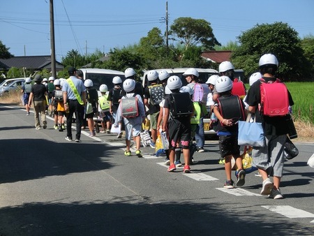 写真：小学生の登校を見守る様子