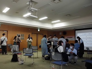写真:夫婦で話し合う様子