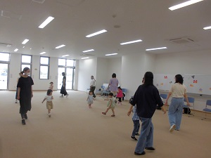 写真:音楽に合わせて体を動かす親子