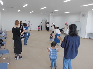 写真：親子でダンスをする参加者