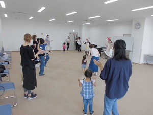 写真:親子でダンスをする参加者
