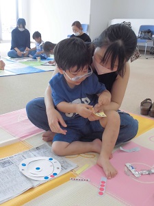 写真:ママと一緒に工作する子ども
