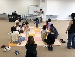 写真:ラミネートシアターを親子で見ているようす