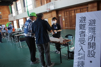 写真:開設した避難所で、市民が受け付けをしている様子