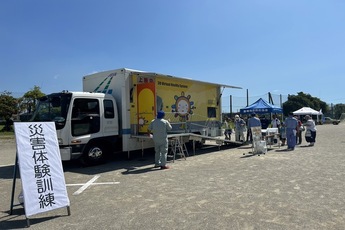 写真:自然災害体験車の前で訓練の順番を待つ市民