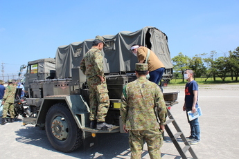 写真：陸上自衛隊で使用する資機材の展示