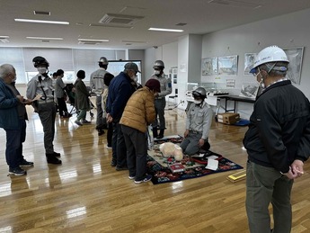 写真:心肺蘇生法についてレクチャーを受けている様子