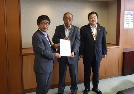 写真：2023年8月1日撮影の国土交通省副大臣に要望書を提出する越川市長と石田市長