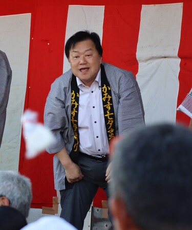 写真：2023年8月7日撮影のお祭り参加者に餅投げをする市長