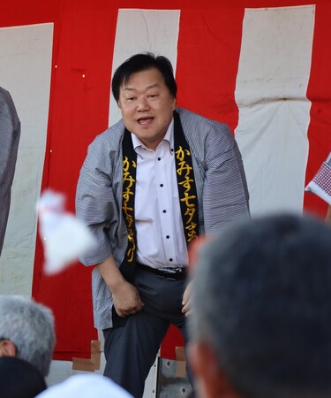 写真:2023年8月7日撮影のお祭り参加者に餅投げをする市長