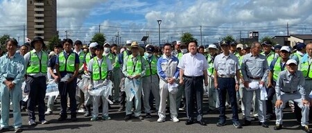 写真：2023年8月7日撮影の清掃ボランティアと市長