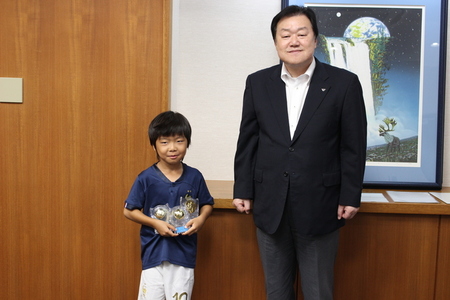 写真:2023年8月7日撮影の訪問者と市長
