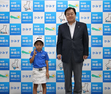写真:2023年8月8日撮影の訪問者1名と市長