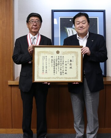 写真:2023年8月10日撮影の訪問者と市長
