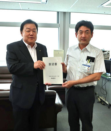写真:2023年8月17日撮影の要望書を県庁職員に提出する市長