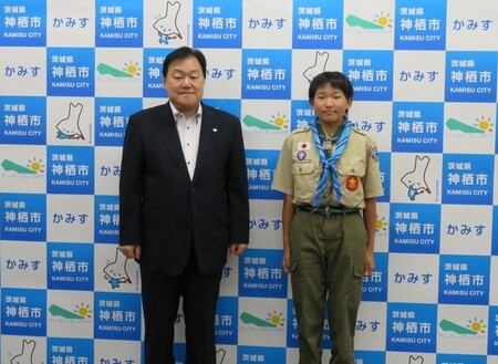 写真:2023年8月22日撮影の訪問者と市長