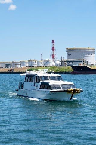 写真：ユーリカ号が鹿島港の湾内を航行する様子