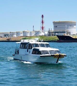 写真:ユーリカ号が鹿島港の湾内を航行する様子