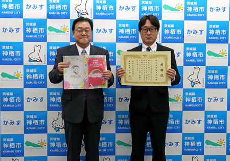 写真：鈴木治作株式会社寄付贈呈式の様子。市長と寄付者1名