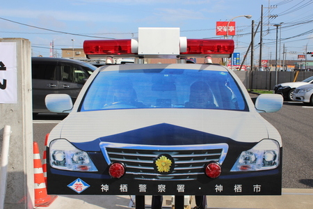 写真：正面から撮影したパトカー型看板