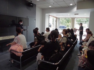 写真：歴史民俗資料館で参加者が話を聞いている様子
