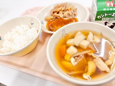写真：令和7年度2学期提供献立として、ごはん、牛乳、パイタ焼きおろしソース、れんこんきんぴら、けんちん汁