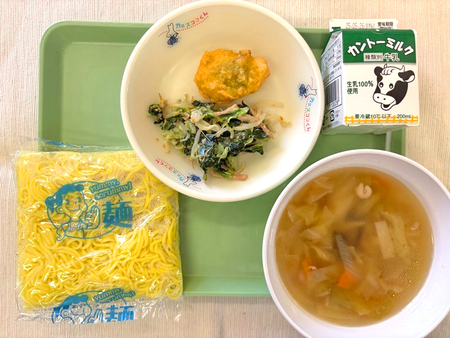 写真：令和7年度1学期提供献立として、中華メン、牛乳、とりの梅しそ天ぷら、小松菜のごまマヨ和え、旨塩タンメンスープ