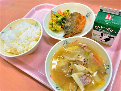 写真：令和7年度3学期提供献立として、ごはん、牛乳、さばの竜田揚げ、菜花のごま和え、僧兵汁