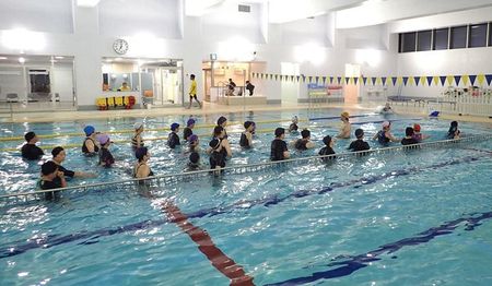 写真：プールにて水中ウォーキングをする参加者たち