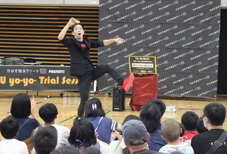 写真：ヨーヨー世界チャンピオンの岩倉玲さんのパフォーマンスを見る参加者たち