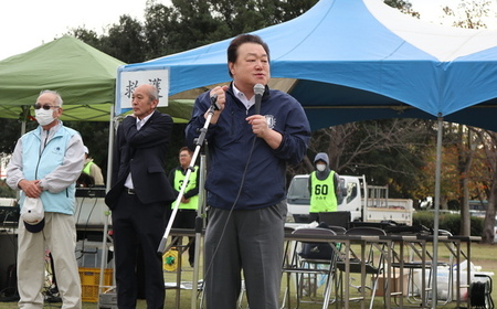 写真：2023年11月11日神之池陸上競技場にて撮影。挨拶をする市長。