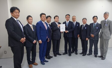 写真：2023年11月28日茨城県港湾協会にて撮影。要望書を提出する市長と他9名