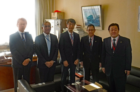 写真：2023年12月22日撮影の水産庁と茨城県漁協協会の職員および市長