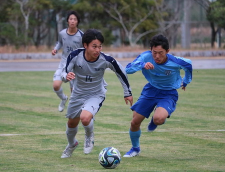 写真：ボールを奪い合う選手たち