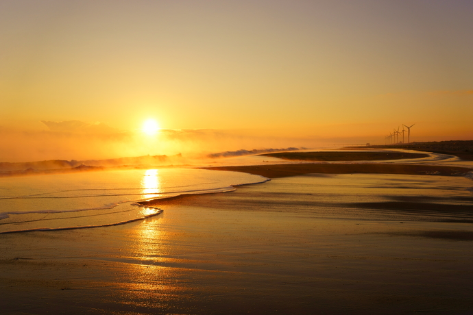 写真:日川浜海岸から見る日の出