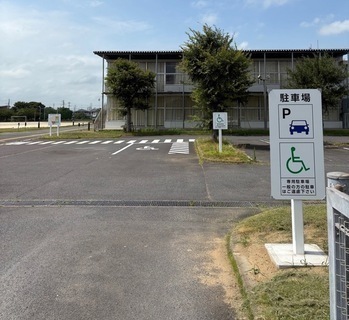 写真：案内看板を設置し、バリアフリーの専用駐車場を整備